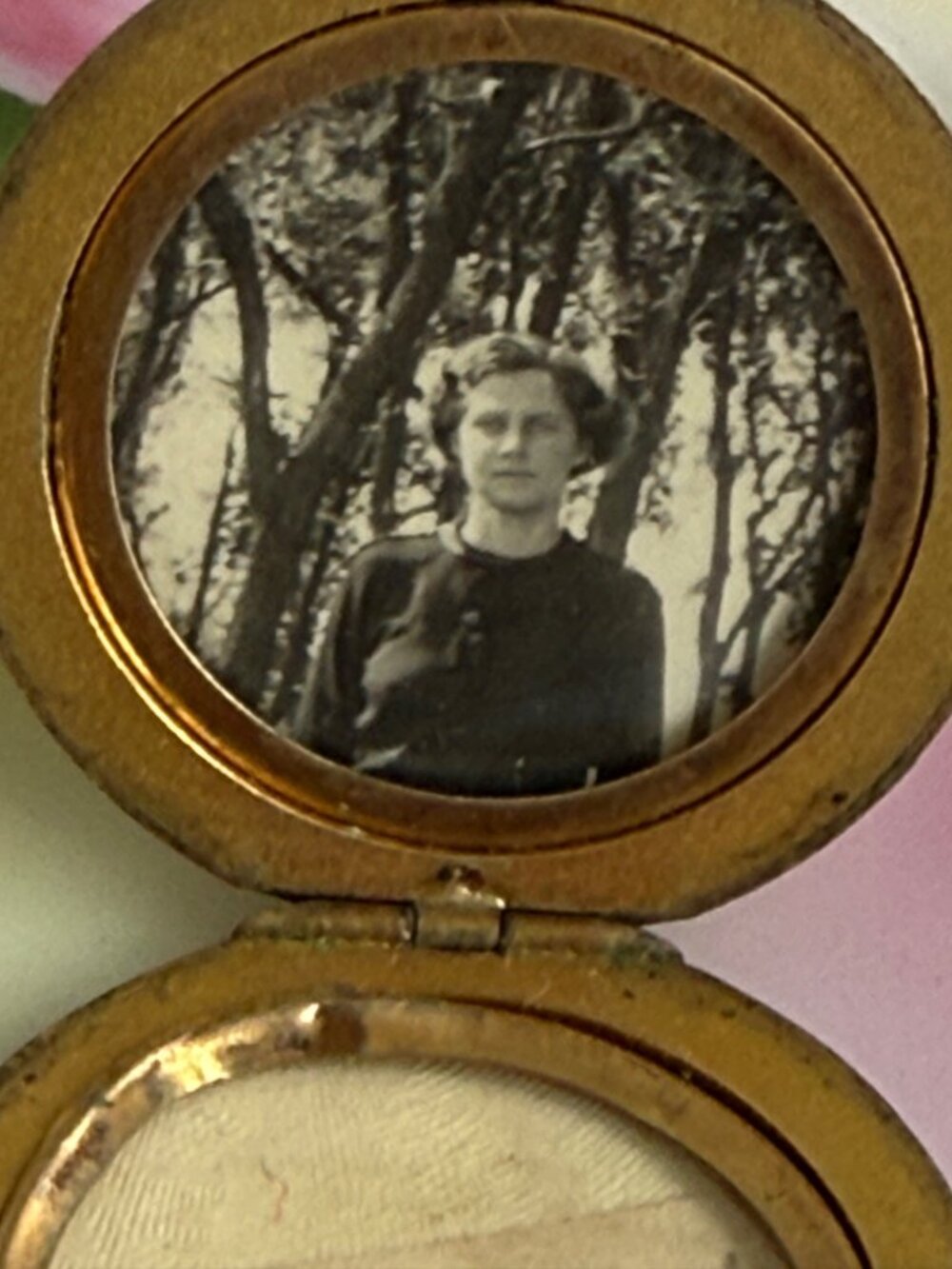 Antique 1920s Round Gold Filled Etched Floral Locket 1 1/8" - Picture 5 of 12